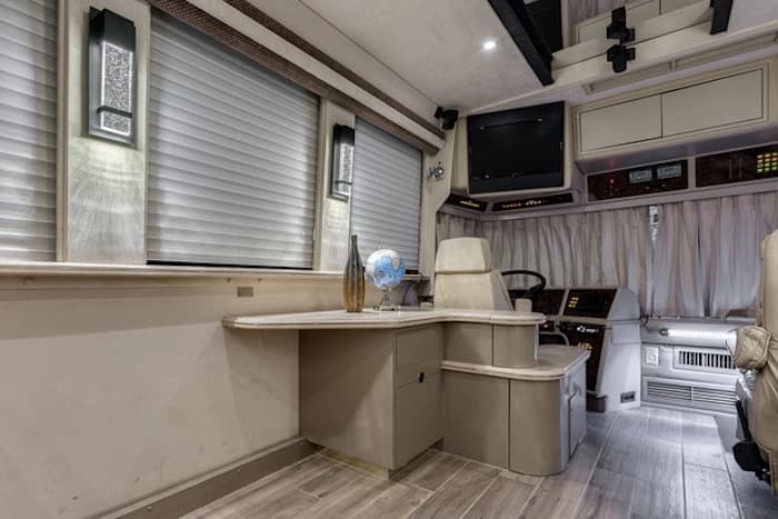 1998 Prevost Country Coach XL 40 Motorcoach - Image 13