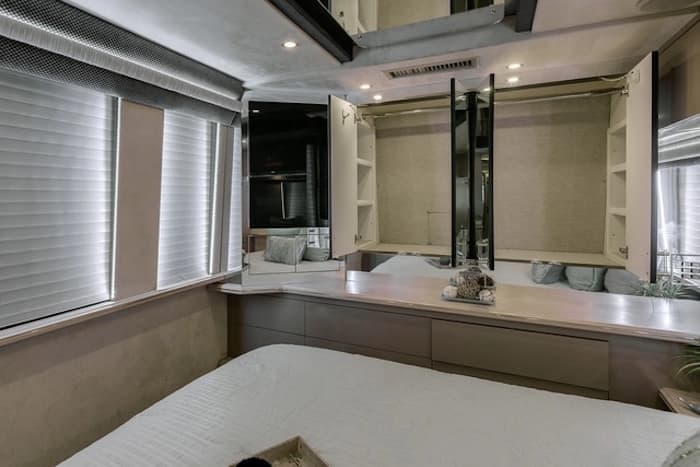 1998 Prevost Country Coach XL 40 Motorcoach - Image 21