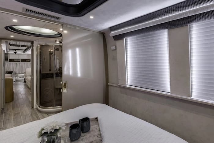 1998 Prevost Country Coach XL 40 Motorcoach - Image 24