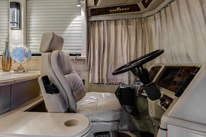 1998 Prevost Country Coach XL 40 Motorcoach - Image 8