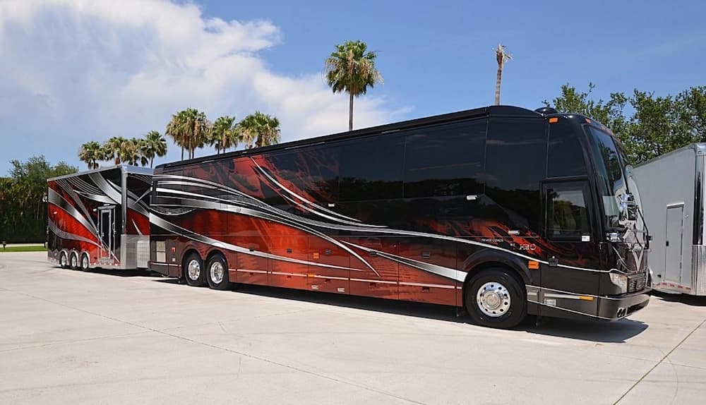 2015 Prevost Liberty Elegant Lady H3-45 Motorcoach - Image 1