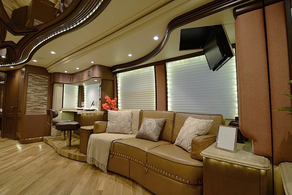 2015 Prevost Liberty Elegant Lady H3-45 Motorcoach - Image 24