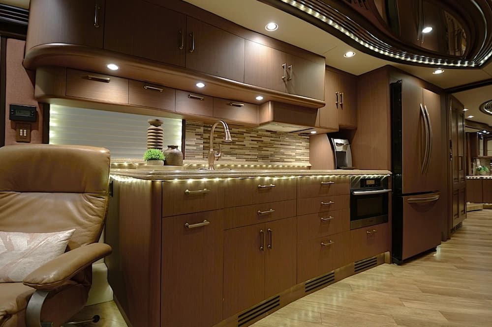 2015 Prevost Liberty Elegant Lady H3-45 Motorcoach - Image 25