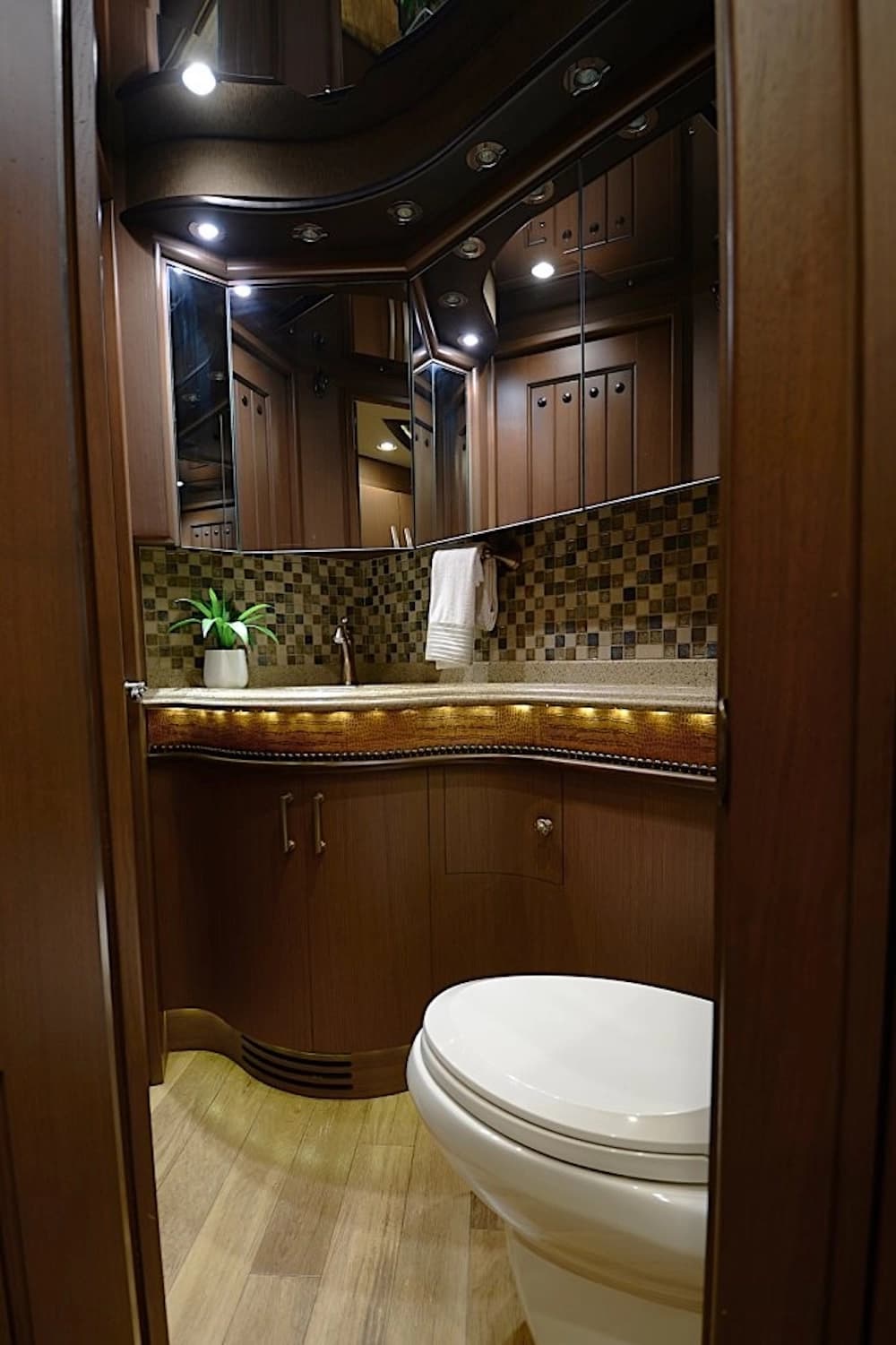 2015 Prevost Liberty Elegant Lady H3-45 Motorcoach - Image 29