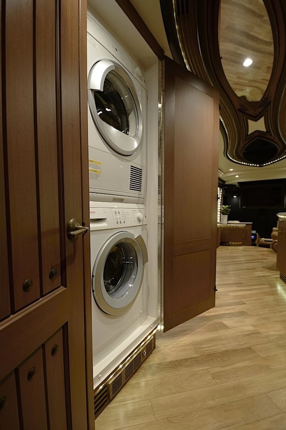 2015 Prevost Liberty Elegant Lady H3-45 Motorcoach - Image 30