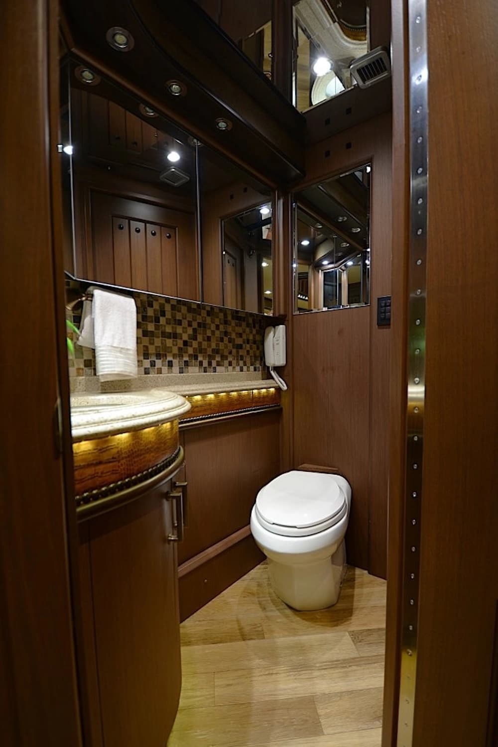 2015 Prevost Liberty Elegant Lady H3-45 Motorcoach - Image 31