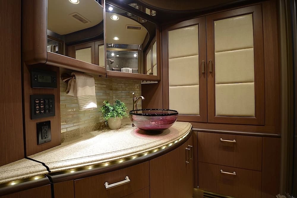 2015 Prevost Liberty Elegant Lady H3-45 Motorcoach - Image 34