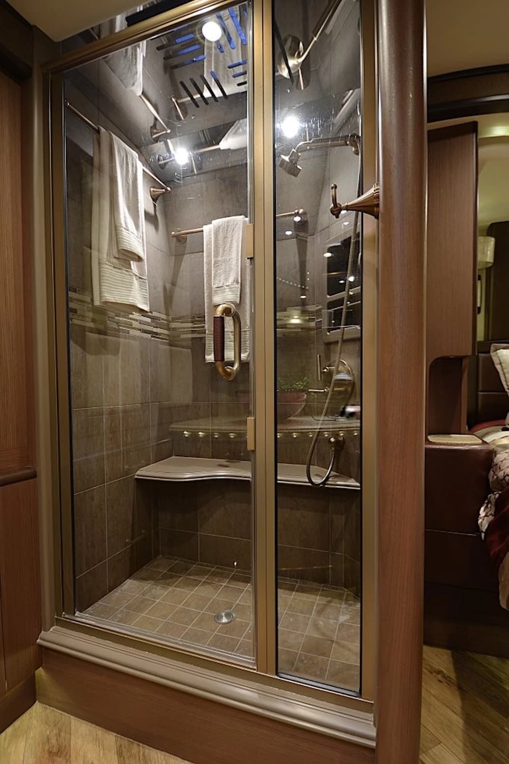 2015 Prevost Liberty Elegant Lady H3-45 Motorcoach - Image 35