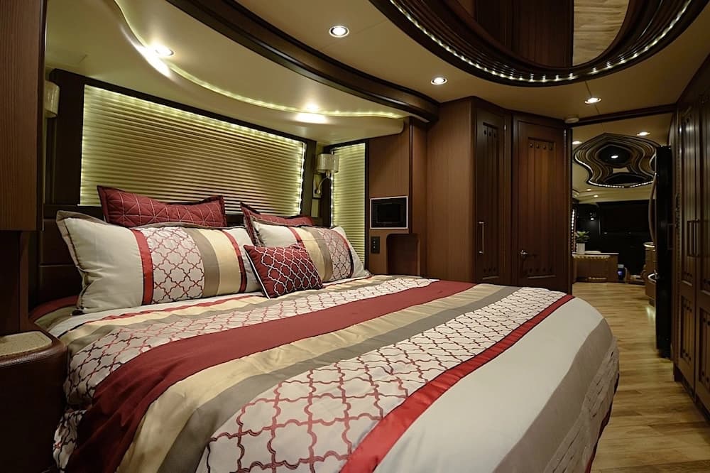 2015 Prevost Liberty Elegant Lady H3-45 Motorcoach - Image 37