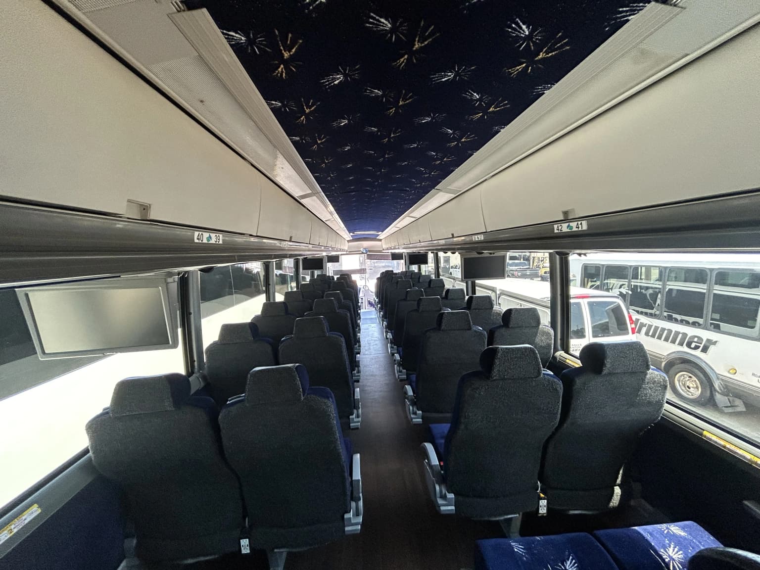 Group of 5 2017 MCI J4500 - Image 8