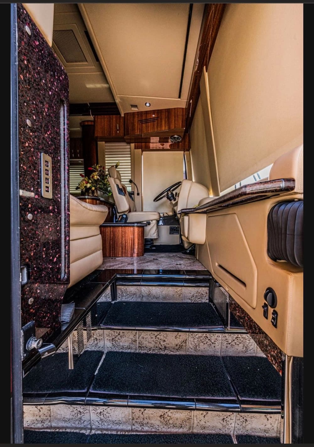 2008 Prevost Parliament XLII Motorcoach - Image 11