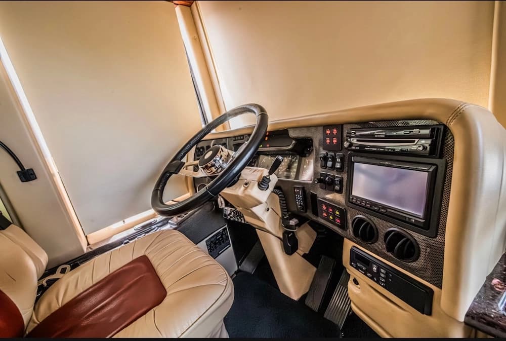 2008 Prevost Parliament XLII Motorcoach - Image 12