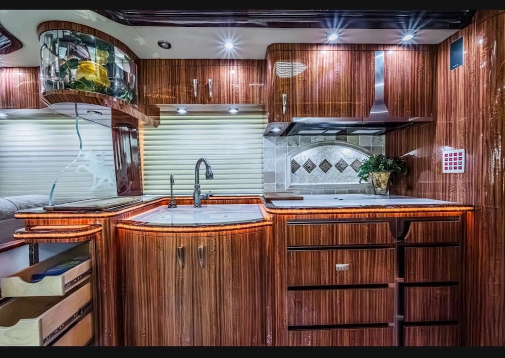 2008 Prevost Parliament XLII Motorcoach - Image 15