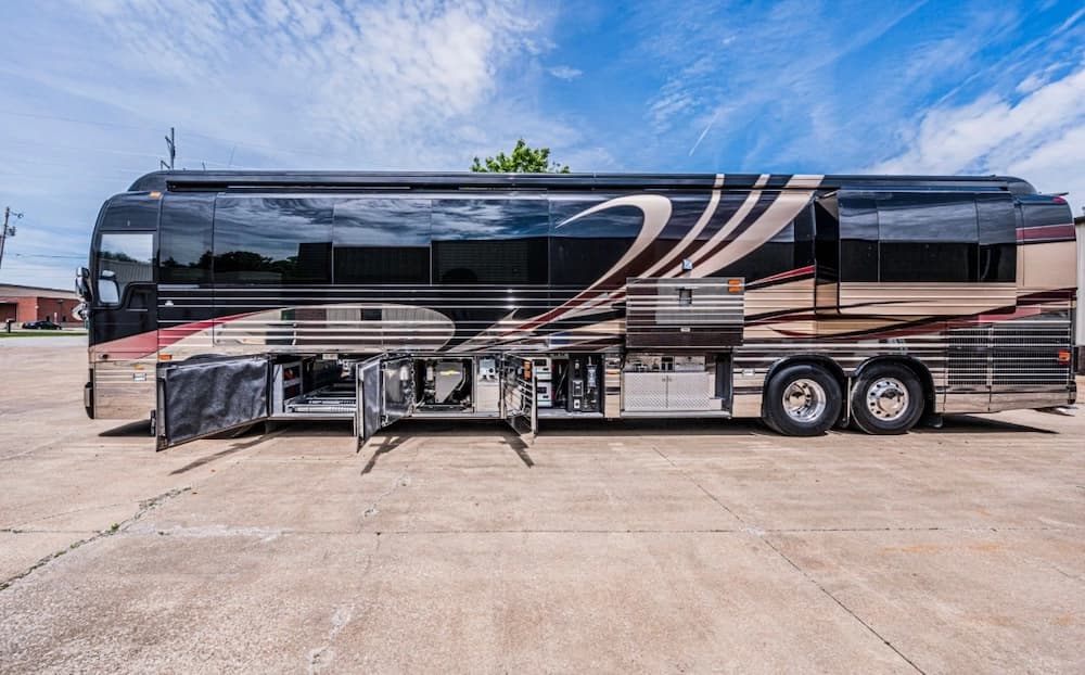 2008 Prevost Parliament XLII Motorcoach - Image 3