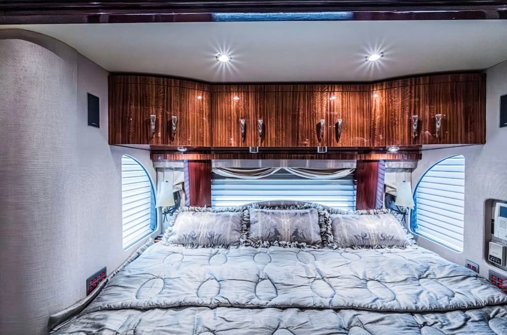 2008 Prevost Parliament XLII Motorcoach - Image 24