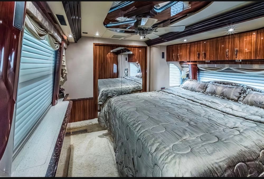 2008 Prevost Parliament XLII Motorcoach - Image 26