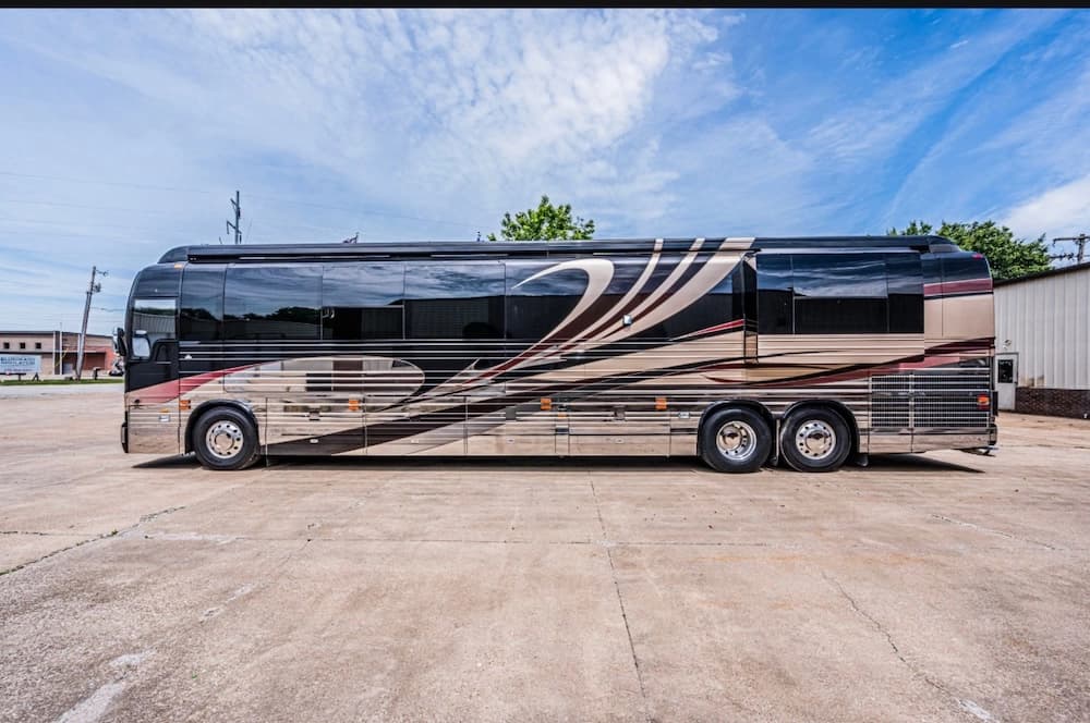 2008 Prevost Parliament XLII Motorcoach - Image 7