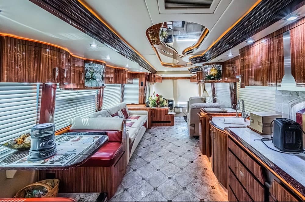 2008 Prevost Parliament XLII Motorcoach - Image 8