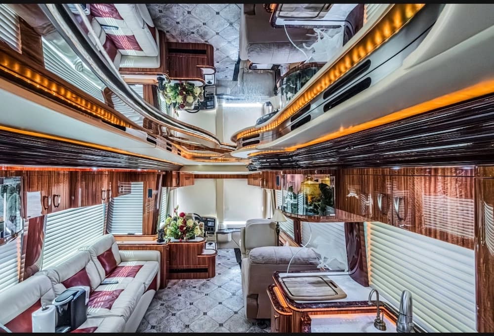 2008 Prevost Parliament XLII Motorcoach - Image 9