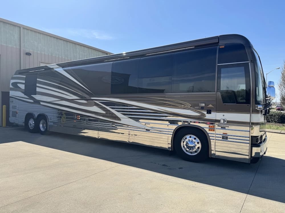 2004 Prevost Bruce XLII Motorcoach - Image 1