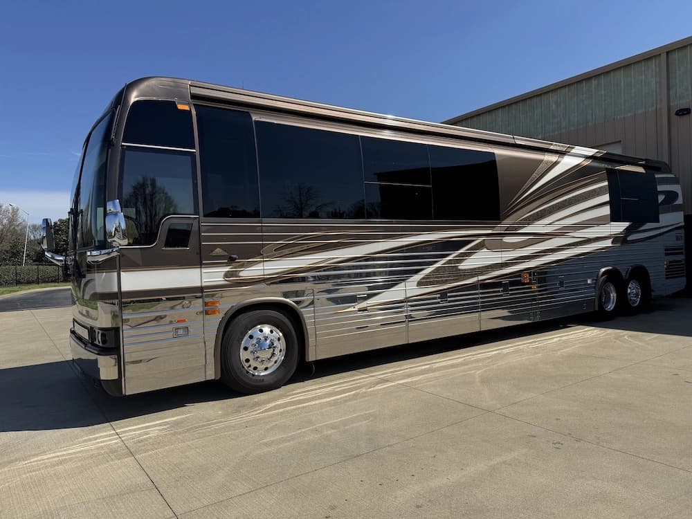 2004 Prevost Bruce XLII Motorcoach - Image 2