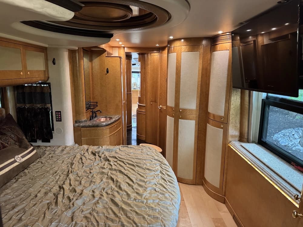2004 Prevost Bruce XLII Motorcoach - Image 12