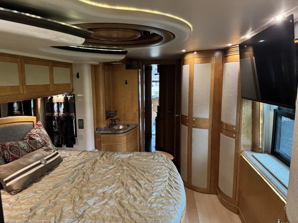 2004 Prevost Bruce XLII Motorcoach - Image 13