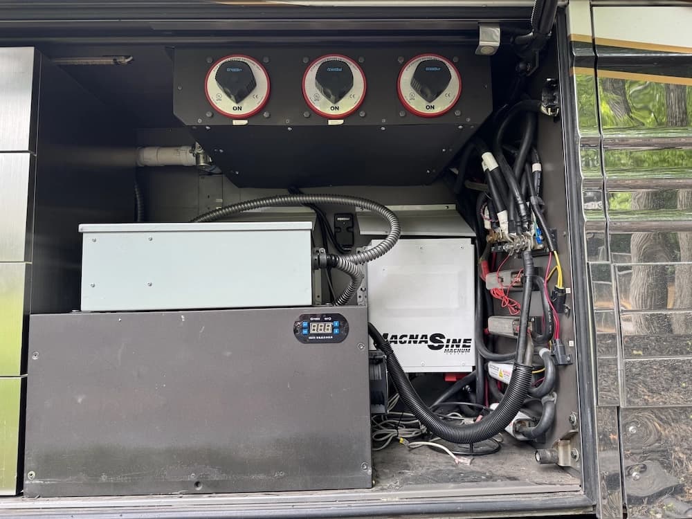 2004 Prevost Bruce XLII Motorcoach - Image 20