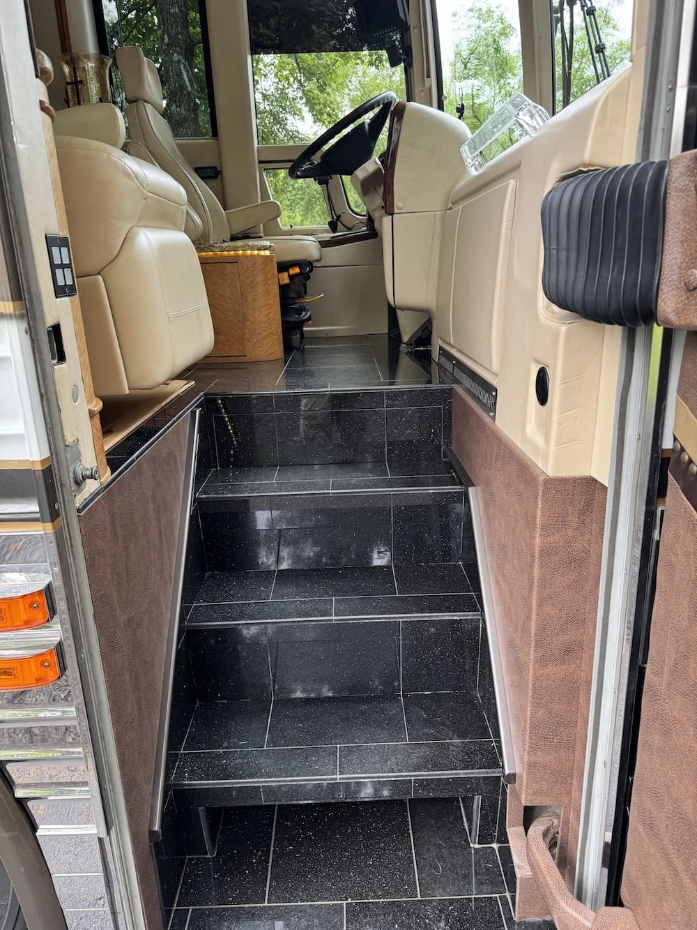 2004 Prevost Bruce XLII Motorcoach - Image 5