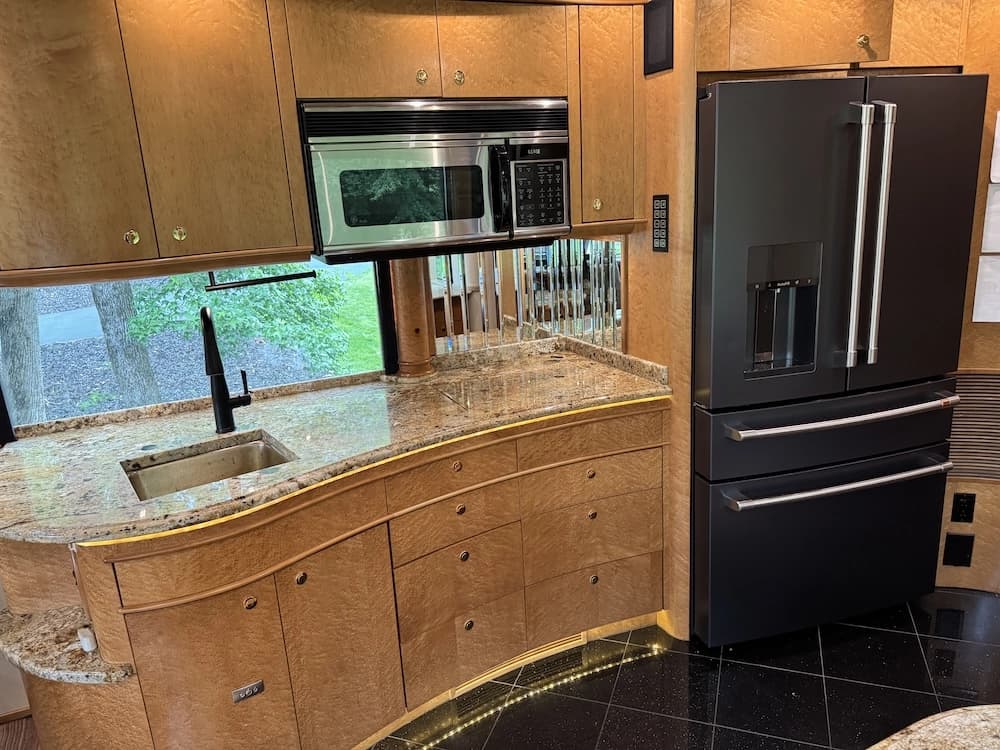 2004 Prevost Bruce XLII Motorcoach - Image 7