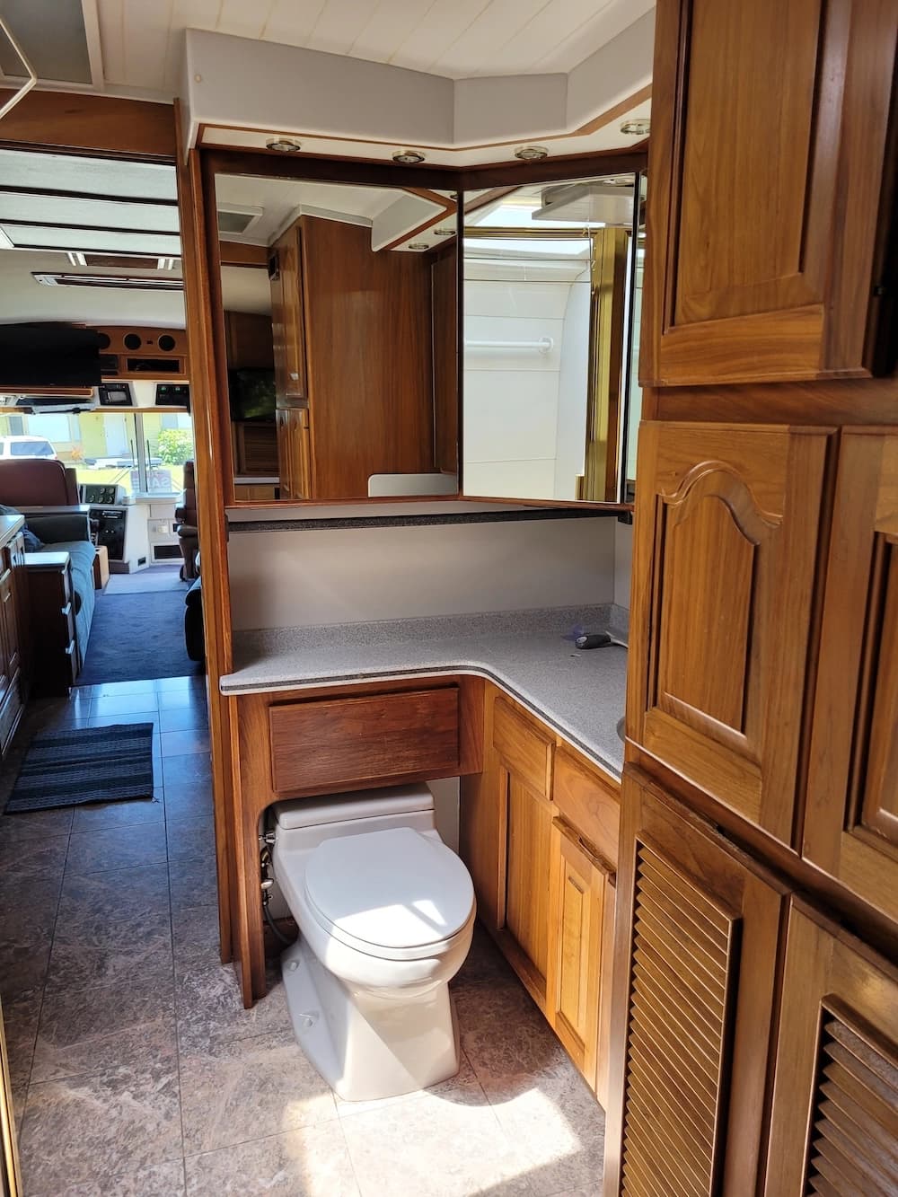 1991 Prevost Country Coach XL 40 Motorcoach - Image 11