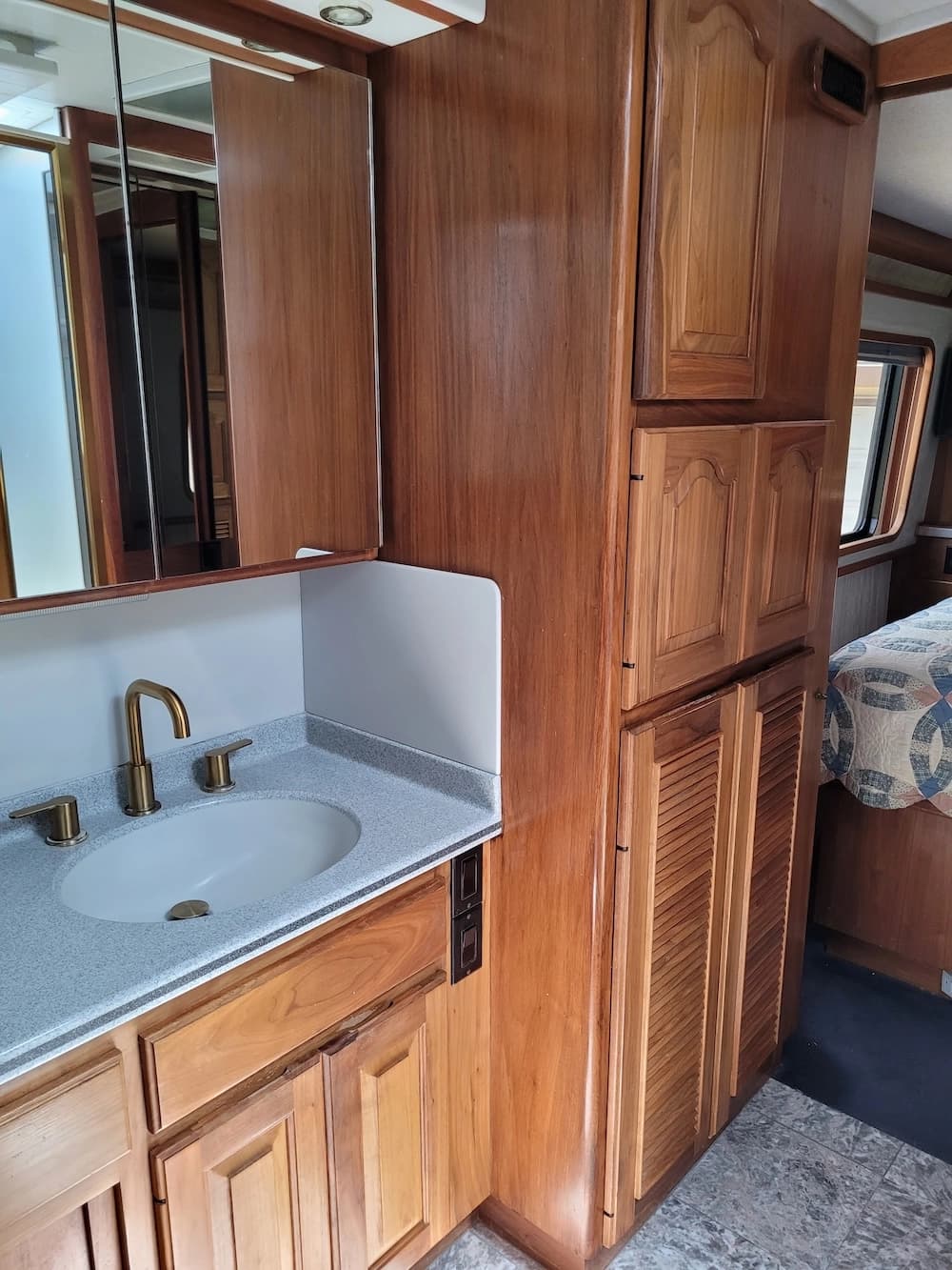 1991 Prevost Country Coach XL 40 Motorcoach - Image 12