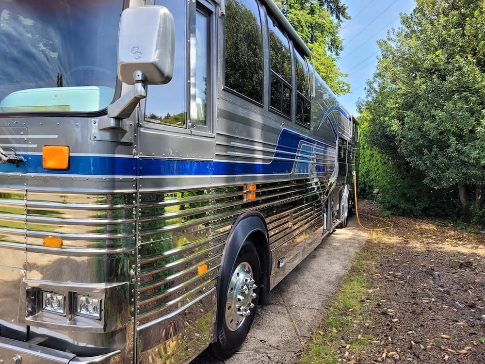 1991 Prevost Country Coach XL 40 Motorcoach - Image 2