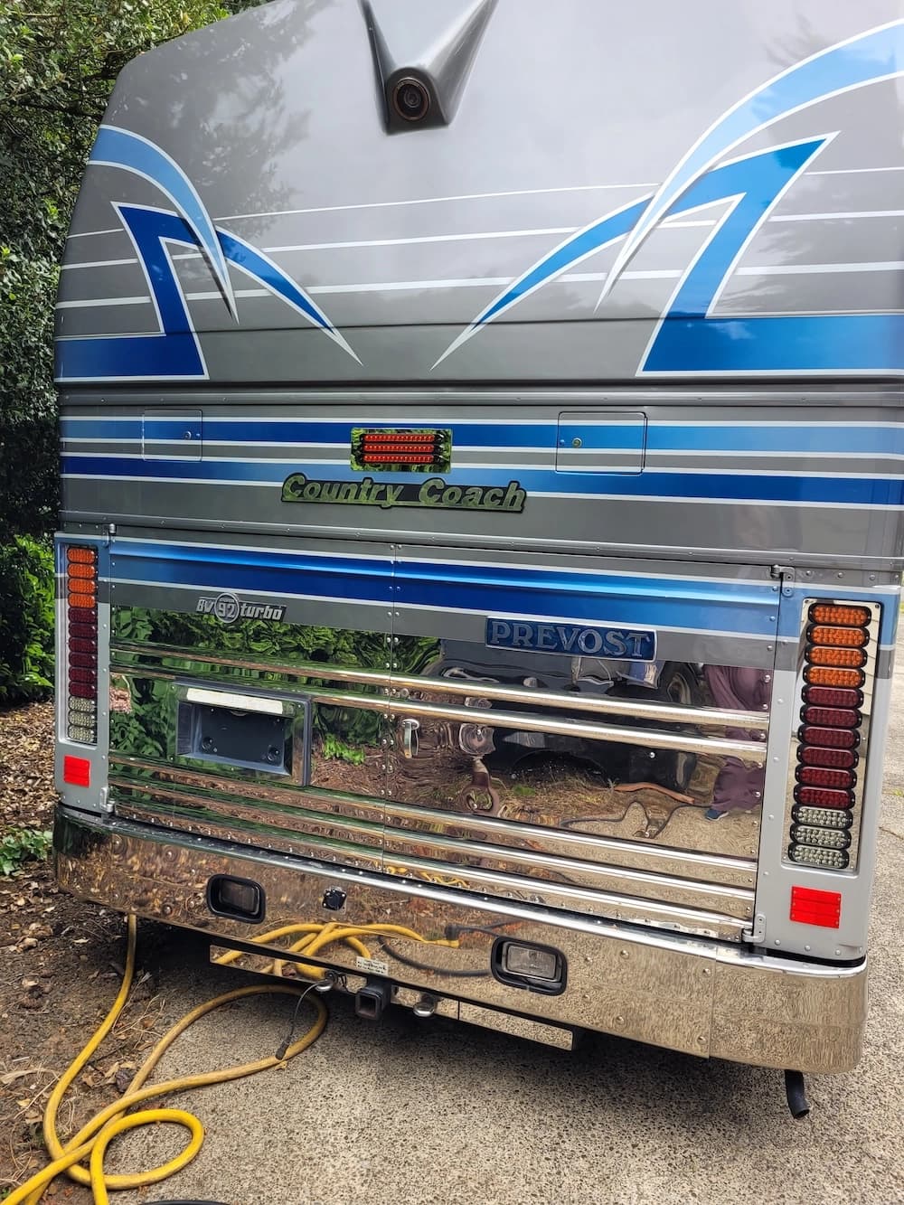 1991 Prevost Country Coach XL 40 Motorcoach - Image 3