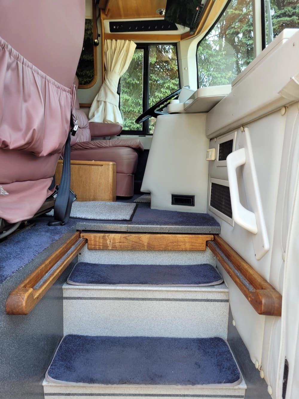 1991 Prevost Country Coach XL 40 Motorcoach - Image 5