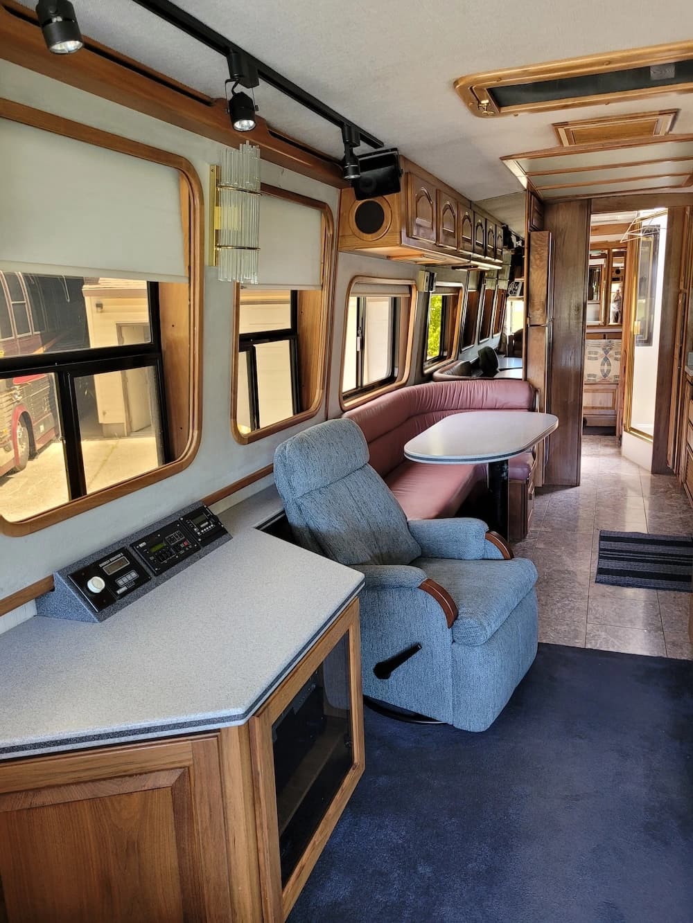 1991 Prevost Country Coach XL 40 Motorcoach - Image 7