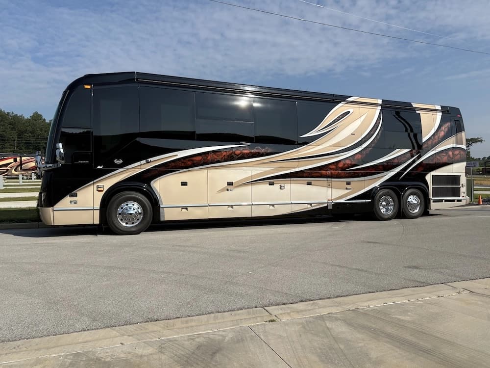 2017 Prevost Marathon H3-45 Motorcoach - Image 1