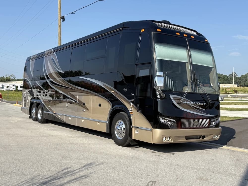 2017 Prevost Marathon H3-45 Motorcoach - Image 11