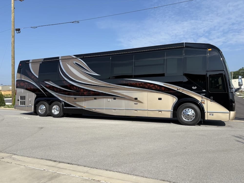 2017 Prevost Marathon H3-45 Motorcoach - Image 12