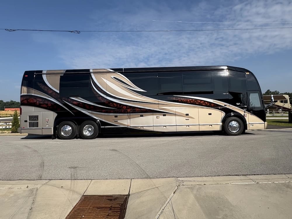 2017 Prevost Marathon H3-45 Motorcoach - Image 13