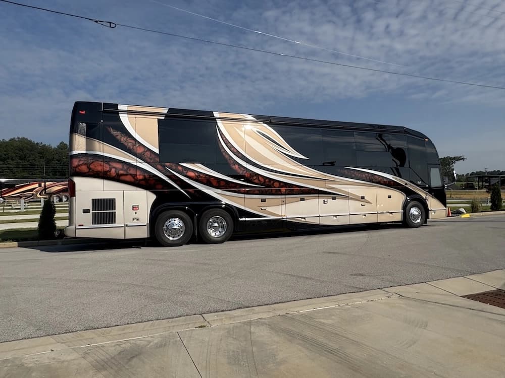 2017 Prevost Marathon H3-45 Motorcoach - Image 14