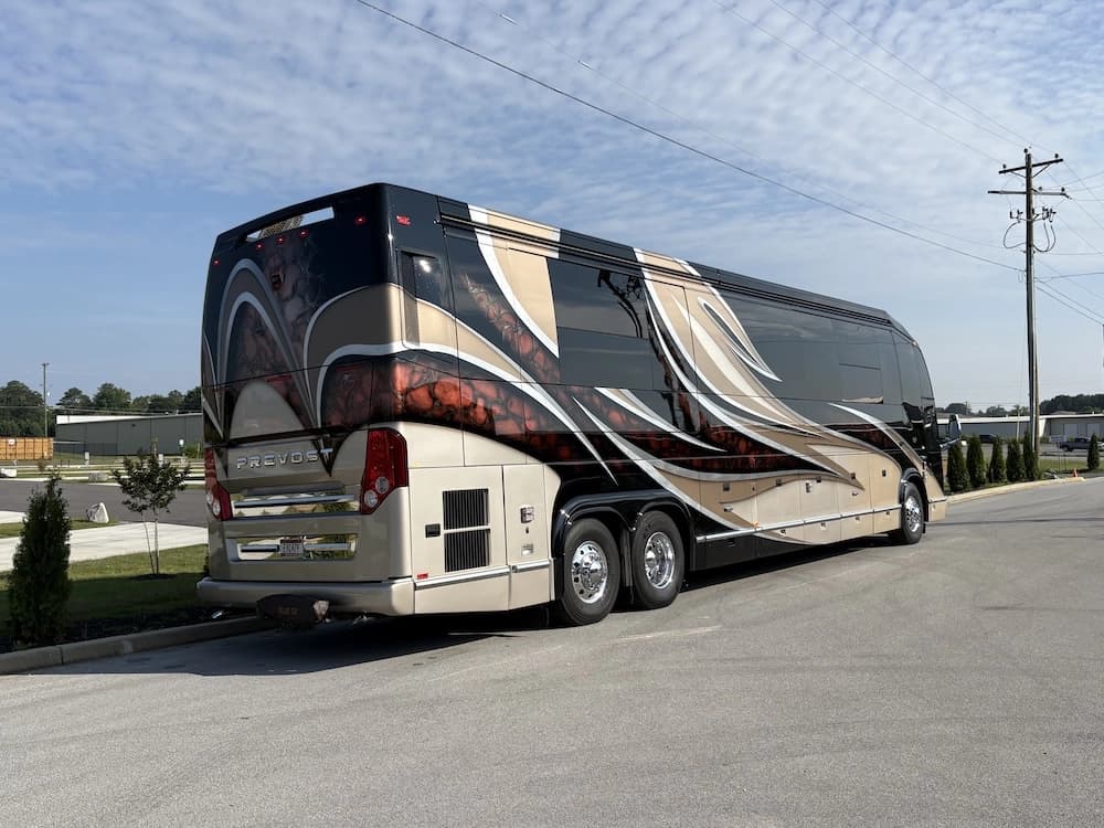 2017 Prevost Marathon H3-45 Motorcoach - Image 15