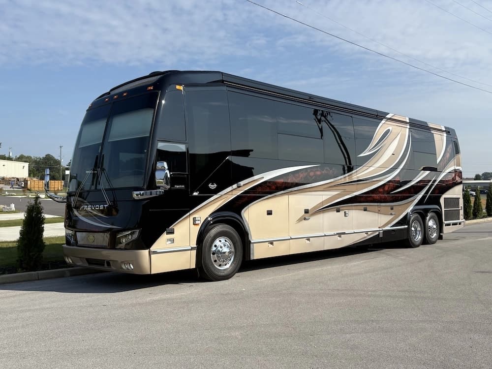 2017 Prevost Marathon H3-45 Motorcoach - Image 3