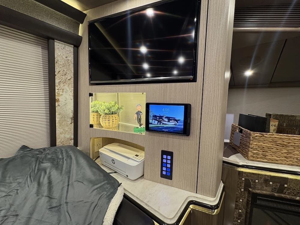 2017 Prevost Marathon H3-45 Motorcoach - Image 31