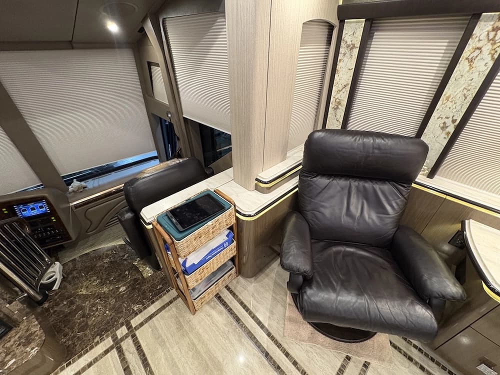 2017 Prevost Marathon H3-45 Motorcoach - Image 32