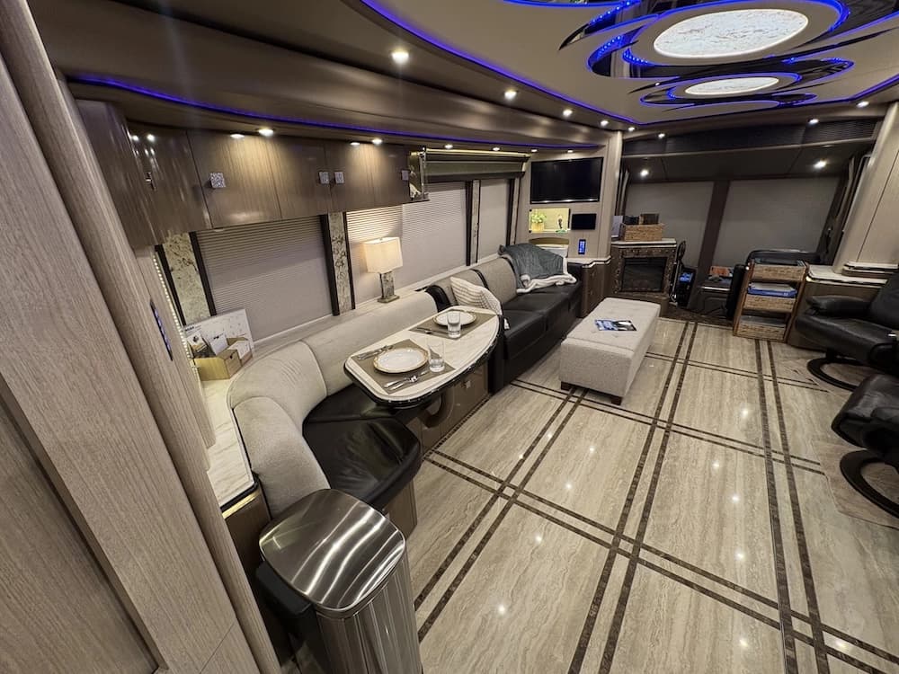 2017 Prevost Marathon H3-45 Motorcoach - Image 37