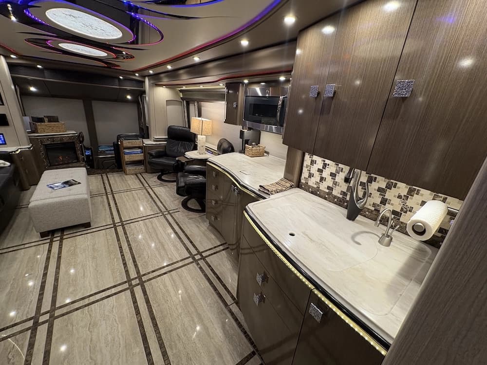 2017 Prevost Marathon H3-45 Motorcoach - Image 38