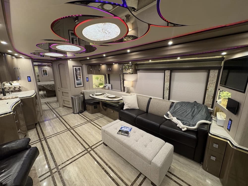 2017 Prevost Marathon H3-45 Motorcoach - Image 41
