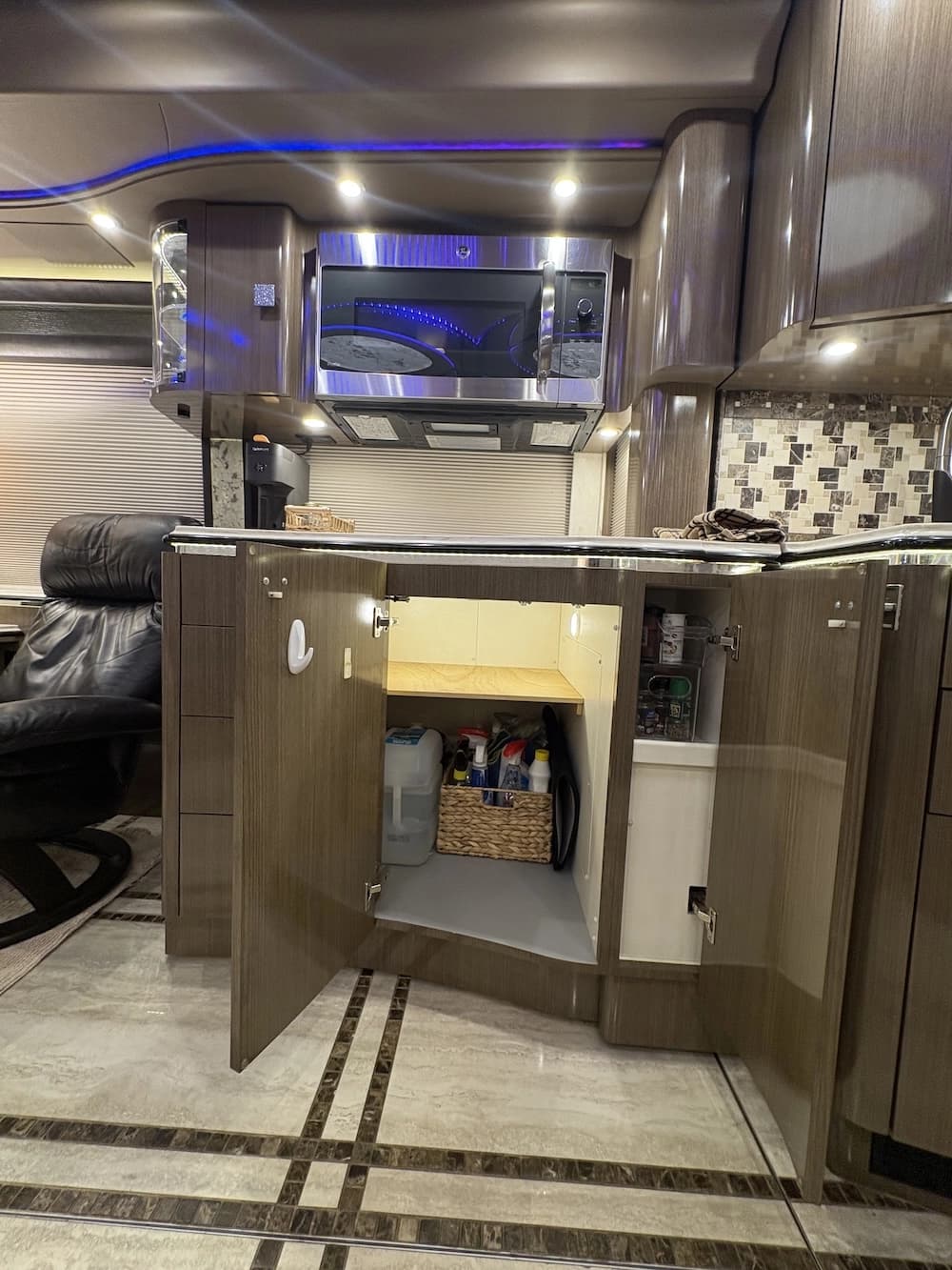 2017 Prevost Marathon H3-45 Motorcoach - Image 46