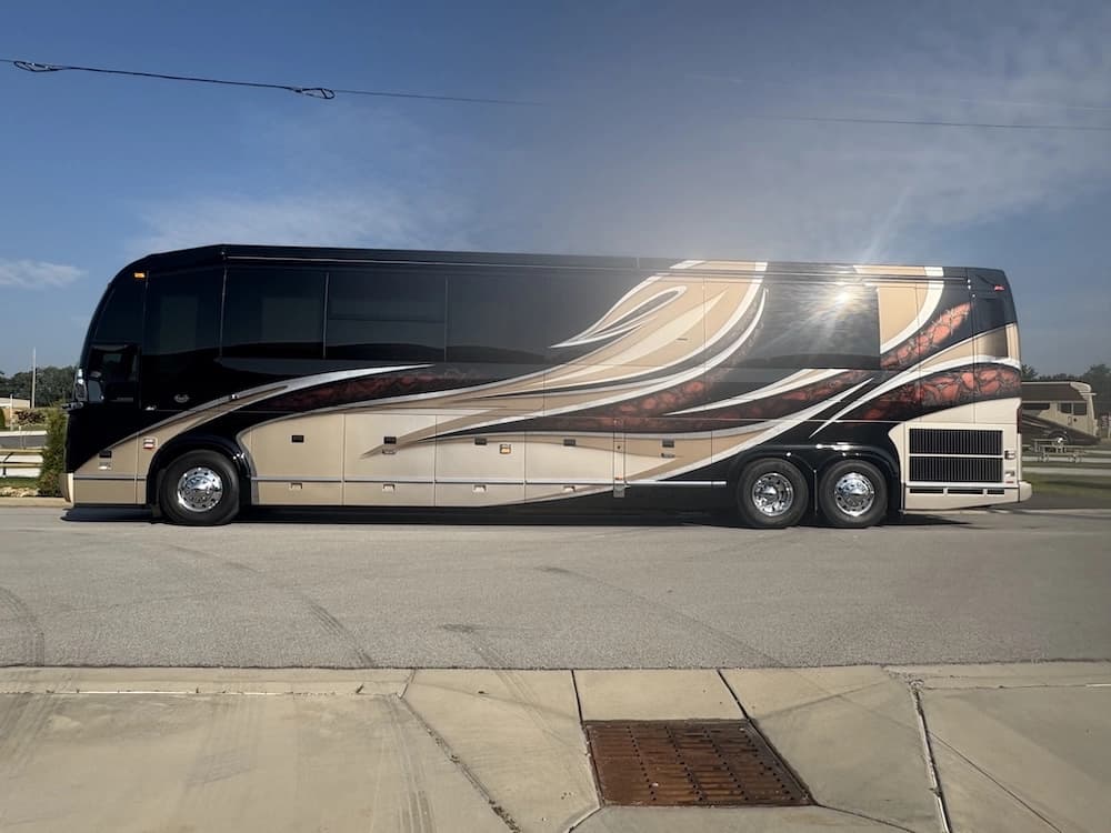 2017 Prevost Marathon H3-45 Motorcoach - Image 6